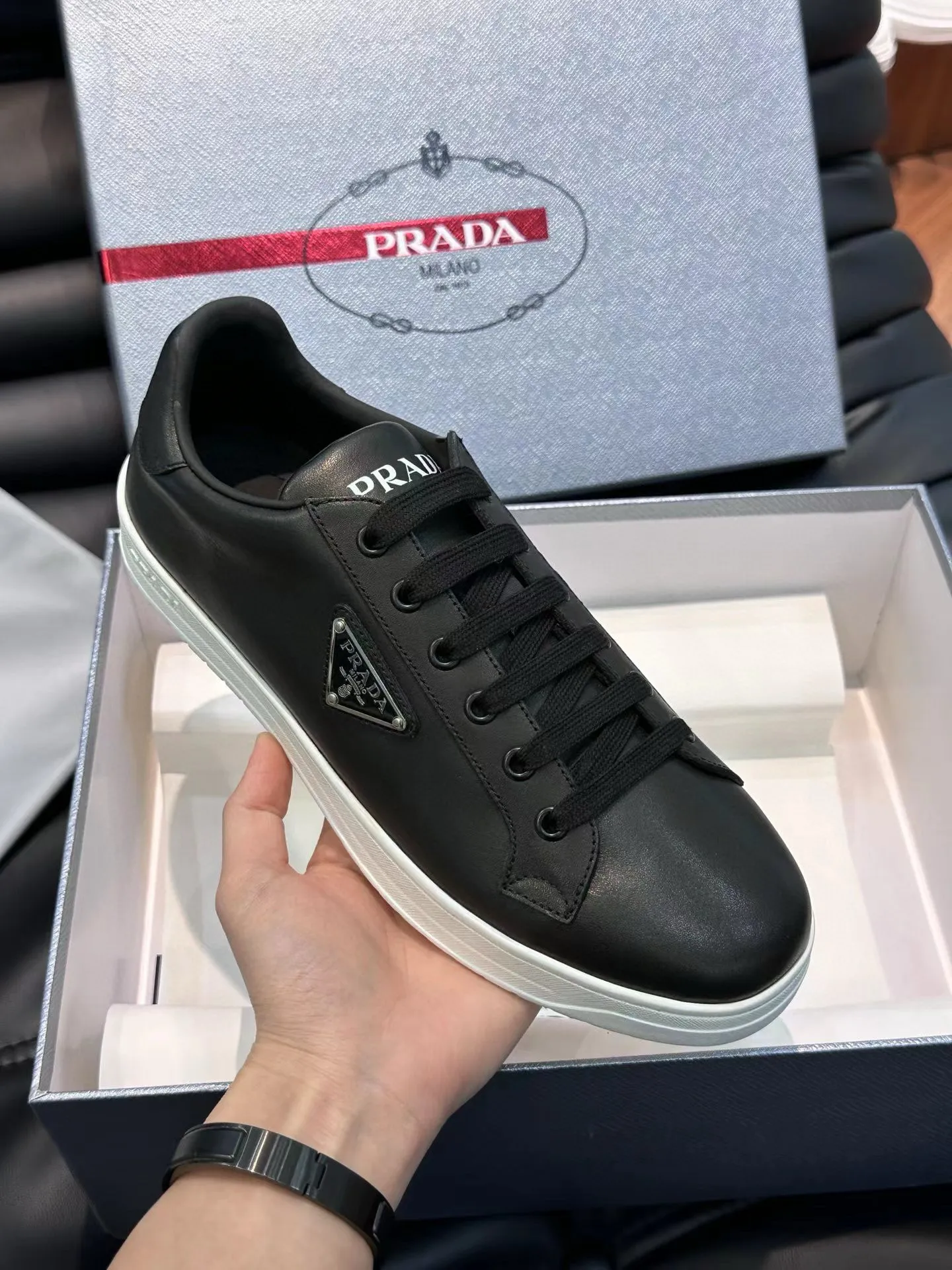 Factory price: 380💰Prada new men's leather sports shoes, the highest version on the market, any comparison is welcome🆚! The original leather has excellent texture and is super high-end! Fetal sheep net lining imported from Italy, removable pad! Luxurious materials and fine workmanship, highly recommended! Code number: 38-44, customized 45
